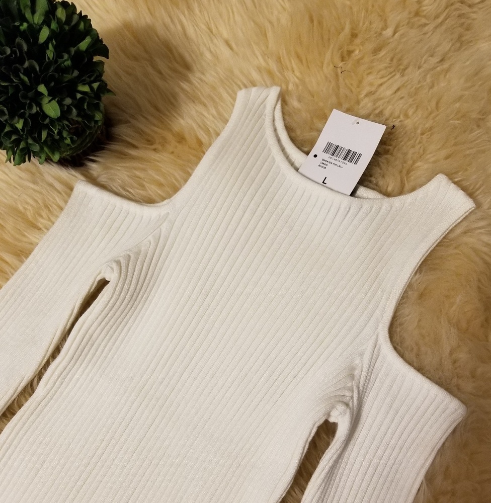 💥SOLD💥Forever 21 Top off shoulder.